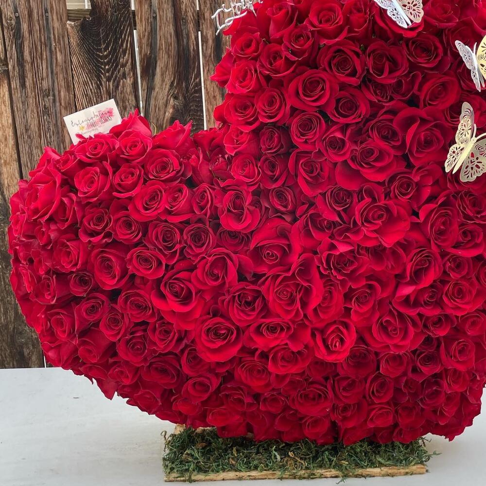 90cm Roses Bouquet of red roses in the shape of a heart, Flowers Dubai, United ...