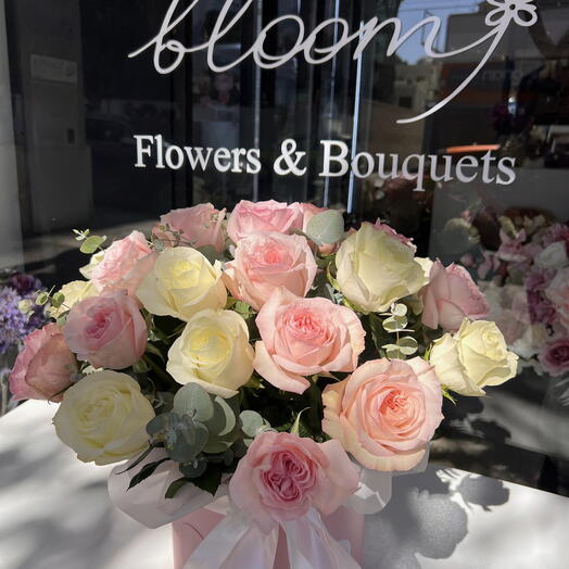 Pastel elegance - 15 pink and White roses in the box