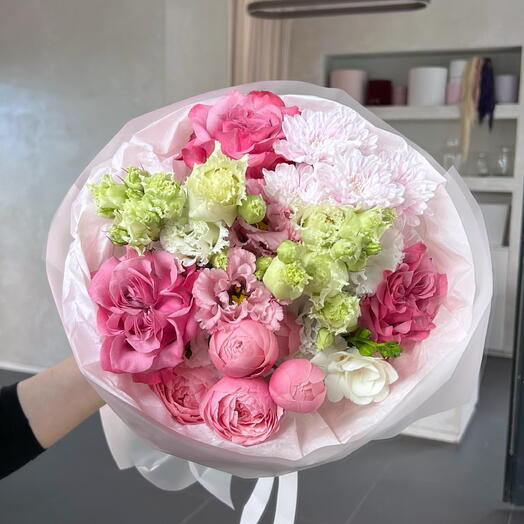 A bouquet in a white-and-pink color scheme.