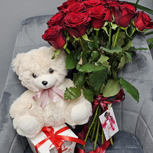 Roses, teddy bear and raffaello