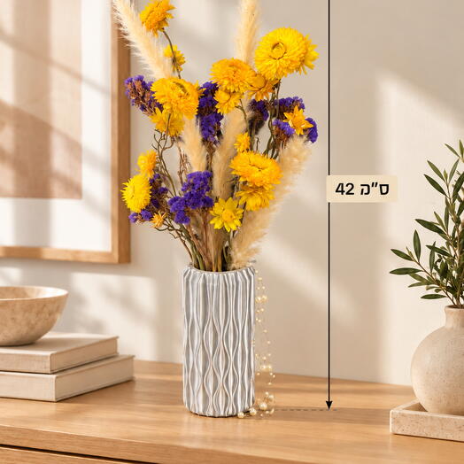 Dried flowers in a vase 004