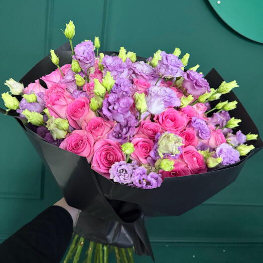 Pink roses with lisianthus