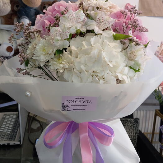 Romantik bouquet with hydrangea