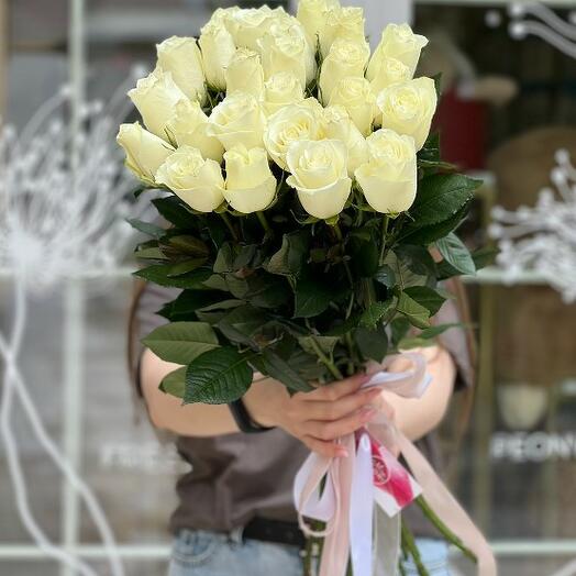 25 Голландских белых роз 70 см