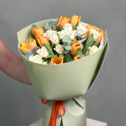 Duo spring tulips and baby roses