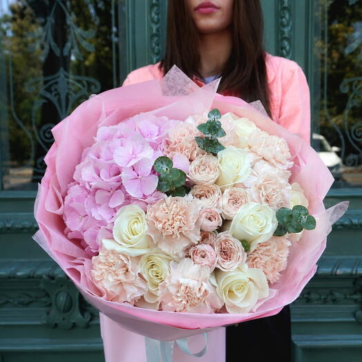 Affection bouquet – a voluminous bouquet of hydrangeas and white roses, complemented by peony roses and fresh carnations.