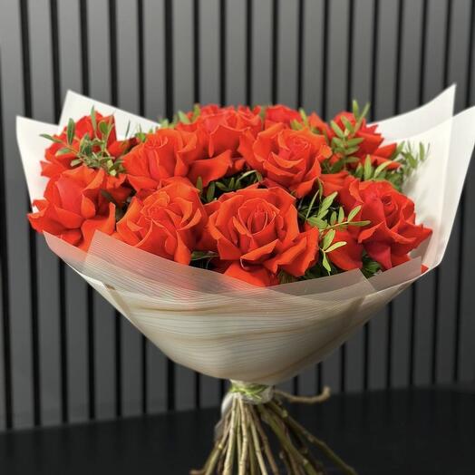 French-style bouquet of 11 Ecuadorian red roses "Nina"