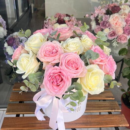 Pastel elegance - 21 pink and white roses in the box
