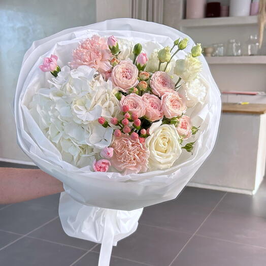 Bouquet of roses and hydrangea