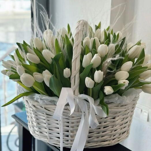 Kosz białych tulipany