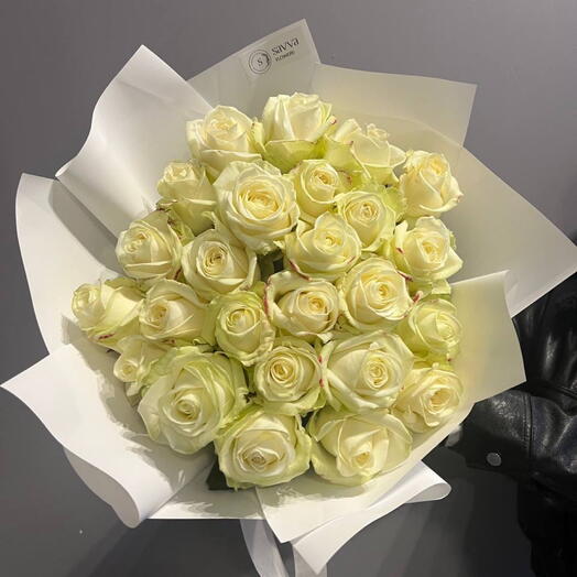 25 White Roses