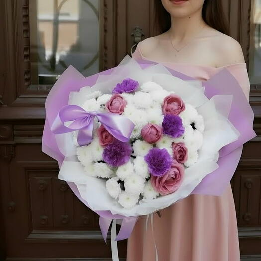👡 Cinderella Purple – a duet of cherry-colored shrub roses and purple carnations set against a backdrop of white chrysanthemums. (40 × 50 cm)
