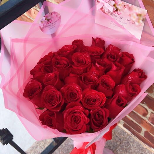 25 Count Red Roses Ramo Buchon Bouquet