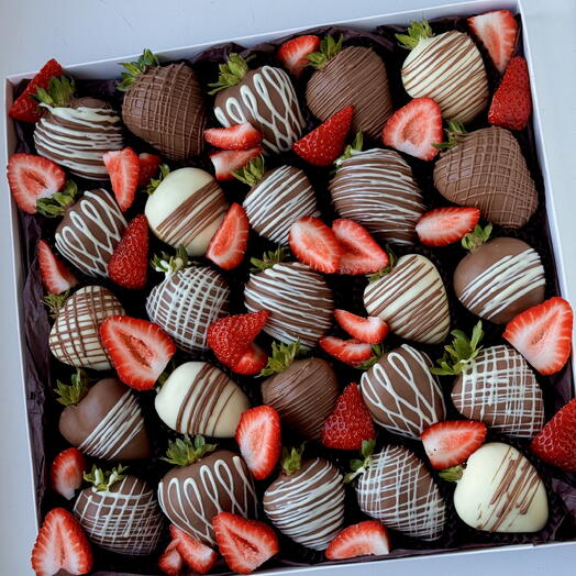 Mix grande di fragole ricoperte di cioccolato