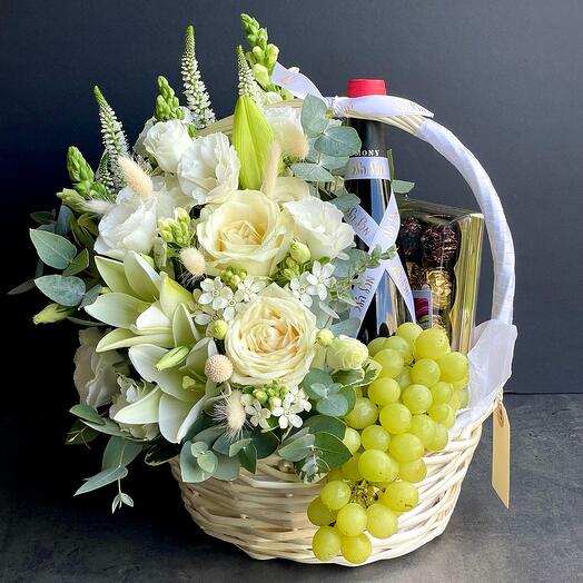 Basket with white flowers and red Muscat size Large