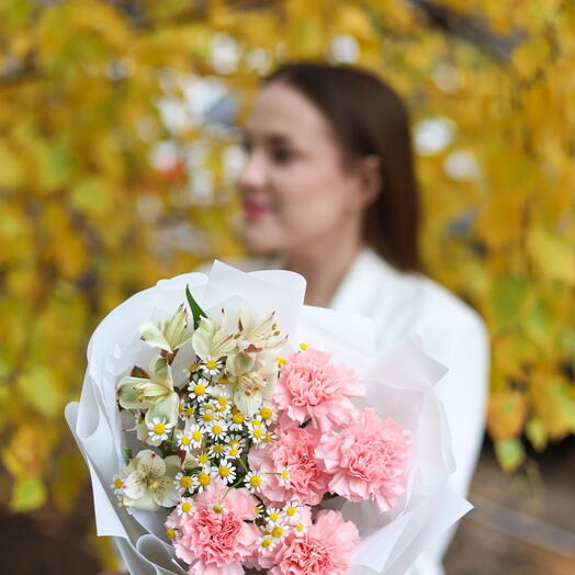 Persistent bouquet with fragrant daisies