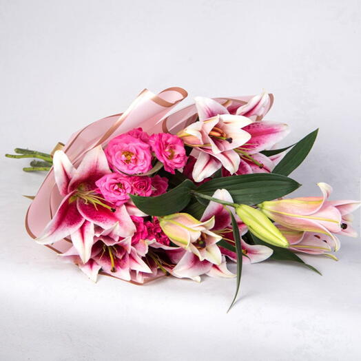 Bouquet of lilies and lisianthus