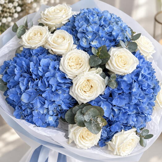 Bouquet with hydrangea and little roses