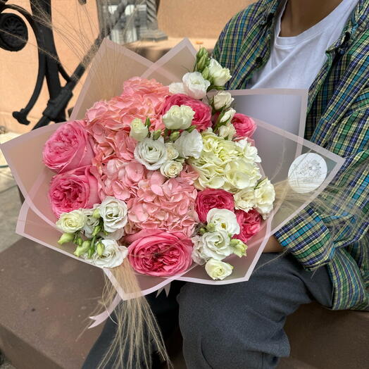 Autumn dawn Bouquet Medium Size ( Garden Roses, Hydrangeas , Lisianthus, Spray Roses, Stipa)