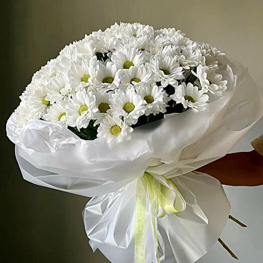 A bouquet of chrysanthemums shaped like daisies.