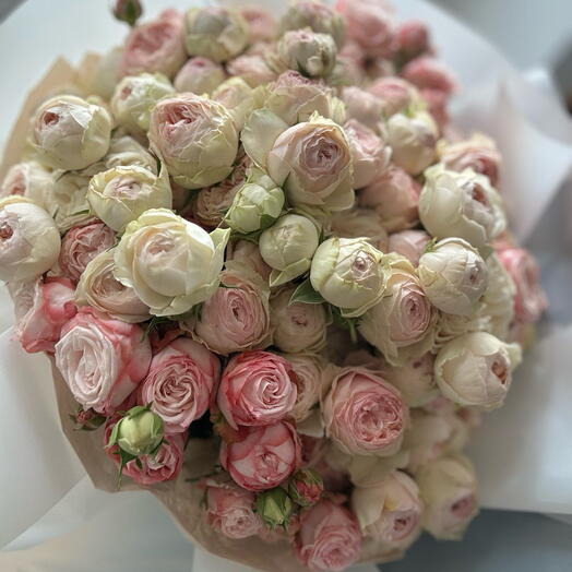 Large bouquet of spray roses