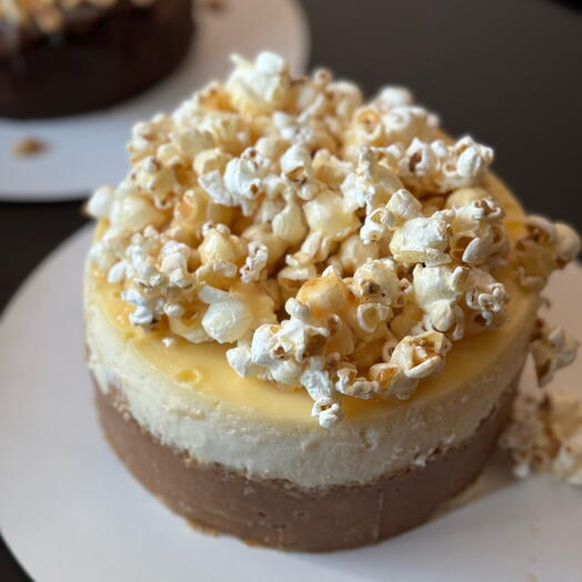 Sernik „Karmelowy popcorn