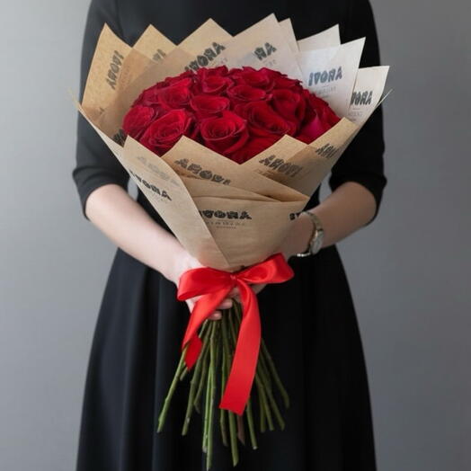25 monochromatic red roses