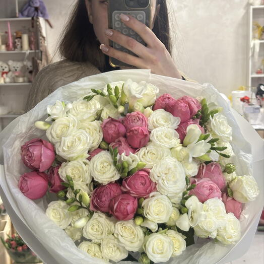 Mixed bouquet of peony roses