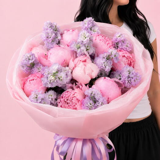 🌸 Bouquet of peonies and stock