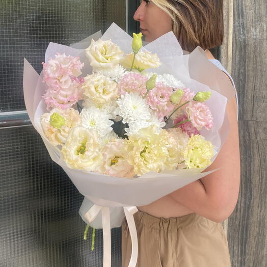Chrysanthemum and lisianthus bouquet