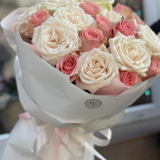 Bouquet di rose rosa e bianche