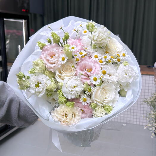 Bouquet of lisianthus, chamomile and roses