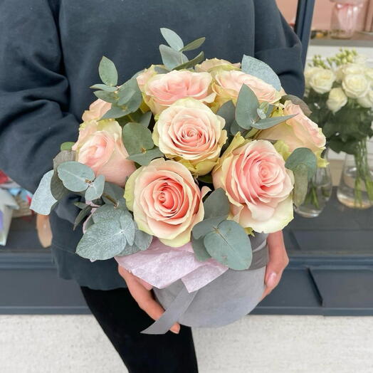 Flowerbox pink rose with eucalyptus