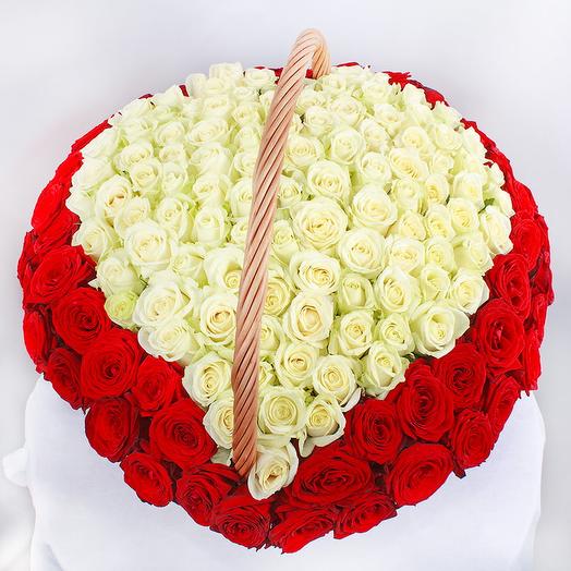 The heart of the 151 Dutch roses in a basket