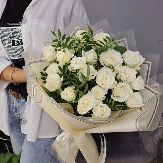 Букет из 21 белой розы