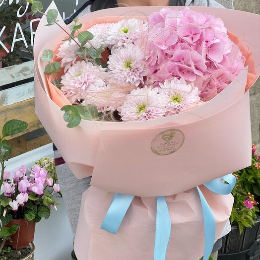 Pink hydrangea with chrysanthemum