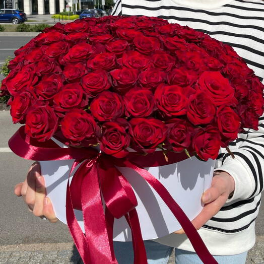101 roses in a box