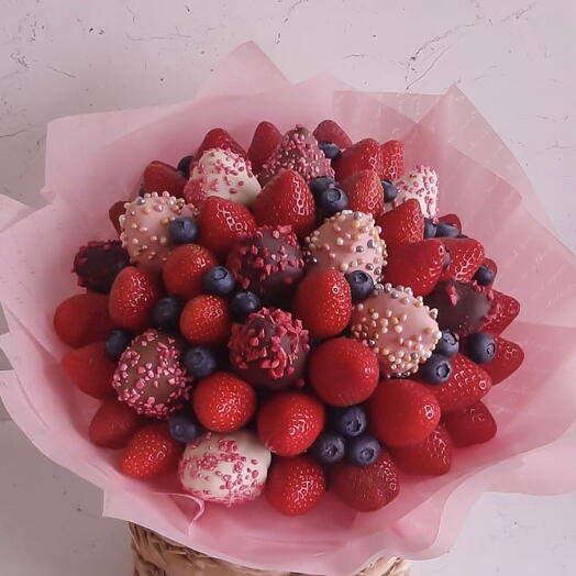 Berry bouquet with strawberries in chocolate "Krasavitse"