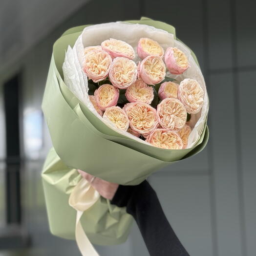 Bouquet of peony spray roses