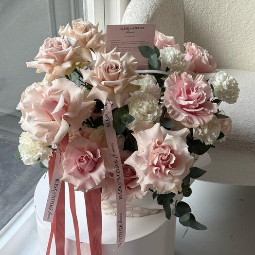 Medium basket with roses