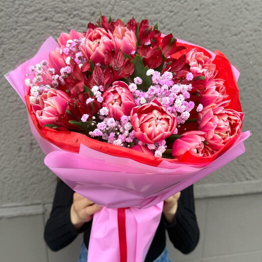 Ramo rojo con tulipanes y alstroemerias