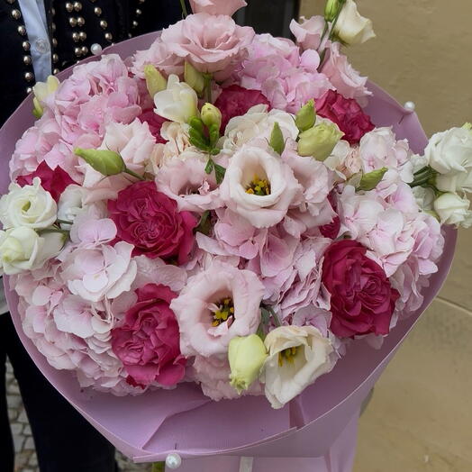 Pink hydrangea with roses