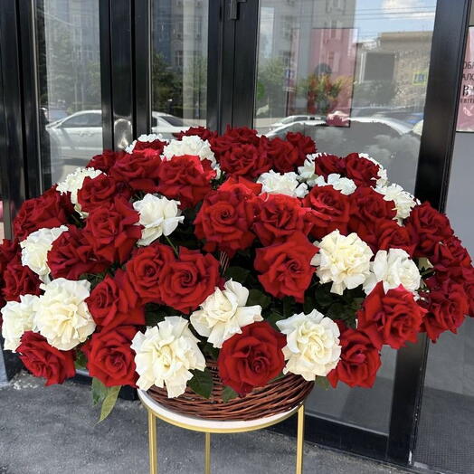 51 French roses in a basket (Ecuador)