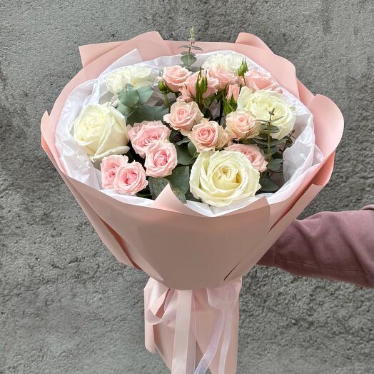 Bouquet of spray and white roses