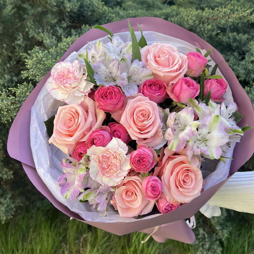 Mix of roses and alstroemeria