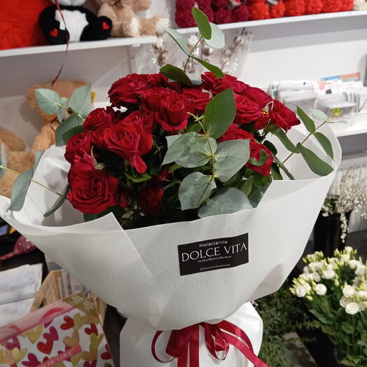 Bouquet di rose rosse della Slesia con eucalipto