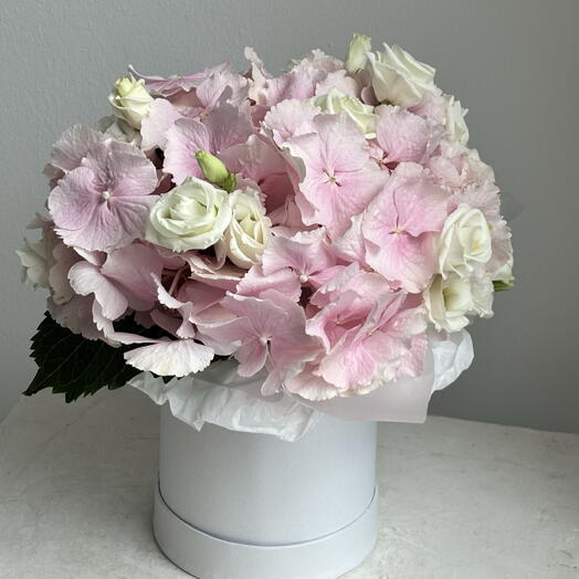 Delicate hydrangea with lisianthus