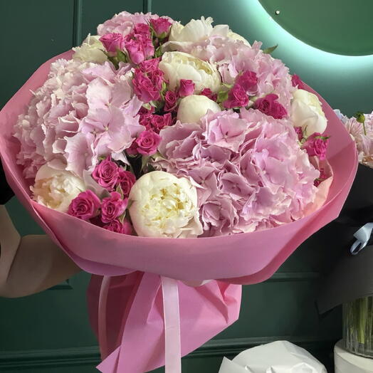 Hydrangeas with spray roses