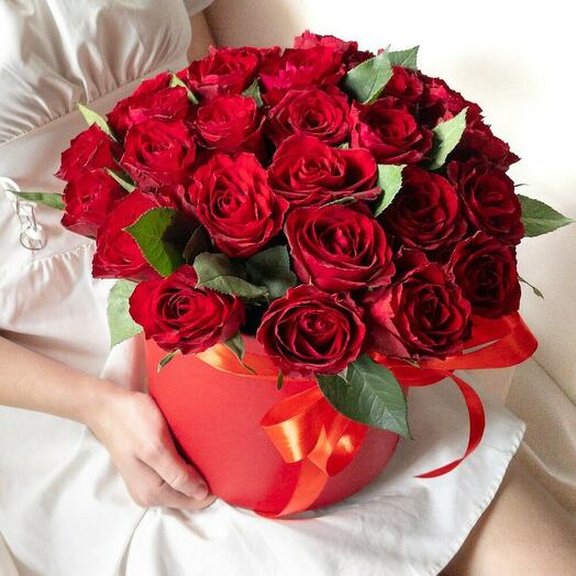 25 rote Rosen in einer Box