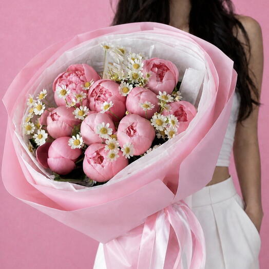 🌸 Bouquet of peonies and chamomile